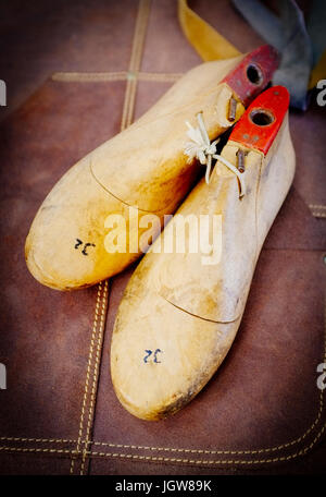 Alte Holzbretter für die Herstellung von Schuhen Stockfoto