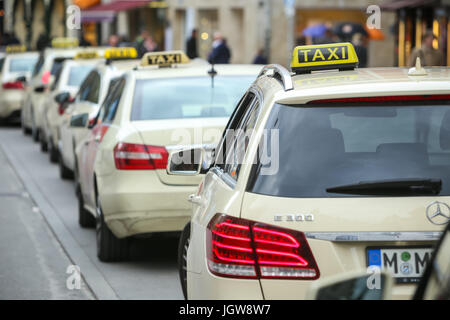 München, Deutschland - 9. Mai 2017: Eine Rückansicht aufgereiht geparkten Taxis auf der Straße in München. Stockfoto