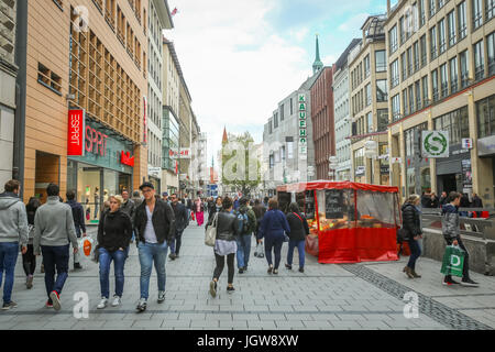 München, Deutschland - 9. Mai 2017: Passanten auf der Straße im Zentrum der Stadt München. Stockfoto