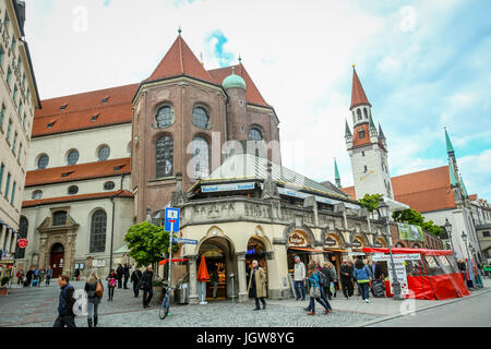 München, Deutschland - 9. Mai 2017: Passanten auf der Straße im Zentrum der Stadt München. Stockfoto