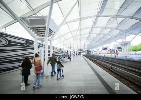 München, Deutschland - 9. Mai 2017: Menschen auf der Durchreise auf dem Fröttmaning Bahnhof auf der u-Bahnlinie U6 in München. Etwa 350 Millionen Passagiere Stockfoto