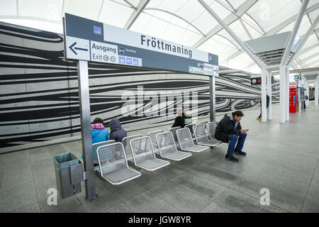 München, Deutschland - 9. Mai 2017: Menschen auf der Durchreise auf dem Fröttmaning Bahnhof auf der u-Bahnlinie U6 in München. Etwa 350 Millionen Passagiere Stockfoto