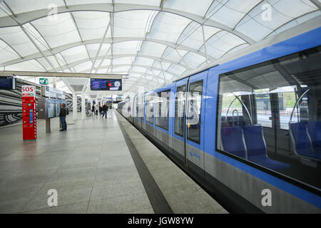 München, Deutschland - 9. Mai 2017: Menschen auf der Fröttmaning Bahnhof auf der u-Bahnlinie U6 in München. Etwa 350 Millionen Passagiere fahren t Stockfoto