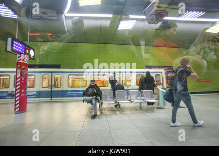 München, Deutschland - 9. Mai 2017: Leute warten auf Zug auf die u-Bahn in München. Etwa 350 Millionen Passagiere fahren die U-Bahn jeden Stockfoto