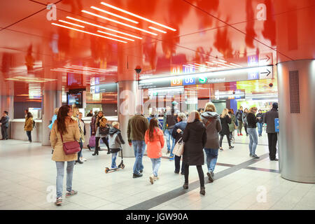 München, Deutschland - 9. Mai 2017: Menschen auf der Durchreise auf der u-Bahnstation Marienplatz in München. Etwa 350 Millionen Passagiere fahren die U-Bahn Stockfoto