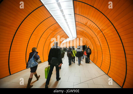 München, Deutschland - 9. Mai 2017: Menschen auf der Durchreise auf dem Marienplatz u-Bahnstation zu Fuß durch eine Tunneldurchfahrt in München. Etwa 350 mi Stockfoto