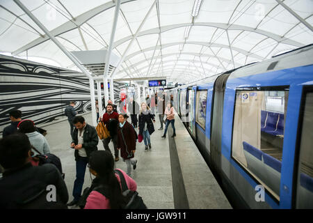 München, Deutschland - 9. Mai 2017: Menschen auf der Durchreise auf dem Fröttmaning Bahnhof auf der u-Bahnlinie U6 in München. Etwa 350 Millionen Passagiere Stockfoto