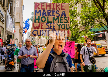 Manhattan, USA. 10. Juni 2017. März bis CUNY Hauptquartier auf der 42nd Street - eine zweite Kundgebung zur Unterstützung Marisa Holmes außerhalb CUNY Graduate Center in Manhattan, fand am 10. Juli 2017 statt. Am Morgen des Montag, den 26. Juni, Marisa Holmes - CUNY TV ausgestrahlt am 10. Juli 2017; eine zweite Kundgebung fand zur Unterstützung von Marisa Holmes außerhalb CUNY Graduate Center in Manhattan, anspruchsvoll, verlangen, dass sie wieder eingestellt werden und dass CUNY respektieren das Recht sich zu organisieren. Bildnachweis: Pazifische Presse/Alamy Live-Nachrichten Stockfoto