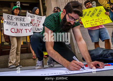 Manhattan, USA. 10. Juni 2017. New York, Vereinigte Staaten von Amerika. 10. Juli 2017. Teilnehmer Zeichen war eine Banner-Petition - eine zweite Kundgebung zur Unterstützung Marisa Holmes außerhalb CUNY Graduate Center in Manhattan, am 10. Juli 2017 statt. Am Morgen des Montag, den 26. Juni, Marisa Holmes - CUNY TV ausgestrahlt am 10. Juli 2017; eine zweite Kundgebung fand zur Unterstützung von Marisa Holmes außerhalb CUNY Graduate Center in Manhattan, anspruchsvoll, verlangen, dass sie wieder eingestellt werden und dass CUNY respektieren das Recht sich zu organisieren. Bildnachweis: Erik McGregor/Alamy Live News Bildnachweis: pazifische Presse/Alamy Live-Nachrichten Stockfoto