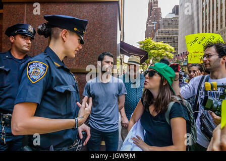 Manhattan, USA. 10. Juni 2017. Miss Holmes gehindert wurde, liefert die Petition an die Personalabteilung am CUNY Sitz auf der 42nd Street - eine zweite Kundgebung zur Unterstützung Marisa Holmes außerhalb CUNY Graduate Center in Manhattan, fand am 10. Juli 2017. Am Morgen des Montag, den 26. Juni, Marisa Holmes - CUNY TV ausgestrahlt am 10. Juli 2017; eine zweite Kundgebung fand zur Unterstützung von Marisa Holmes außerhalb CUNY Graduate Center in Manhattan, anspruchsvoll, verlangen, dass sie wieder eingestellt werden und dass CUNY respektieren das Recht sich zu organisieren. Bildnachweis: Pazifische Presse/Alamy Live-Nachrichten Stockfoto