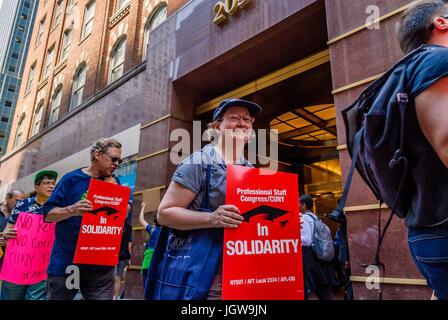 Manhattan, USA. 10. Juni 2017. Streikposten vor CUNY Sitz auf der 42nd Street - eine zweite Kundgebung zur Unterstützung Marisa Holmes außerhalb CUNY Graduate Center in Manhattan, fand am 10. Juli 2017 statt. Am Morgen des Montag, den 26. Juni, Marisa Holmes - CUNY TV ausgestrahlt am 10. Juli 2017; eine zweite Kundgebung fand zur Unterstützung von Marisa Holmes außerhalb CUNY Graduate Center in Manhattan, anspruchsvoll, verlangen, dass sie wieder eingestellt werden und dass CUNY respektieren das Recht sich zu organisieren. Bildnachweis: Pazifische Presse/Alamy Live-Nachrichten Stockfoto