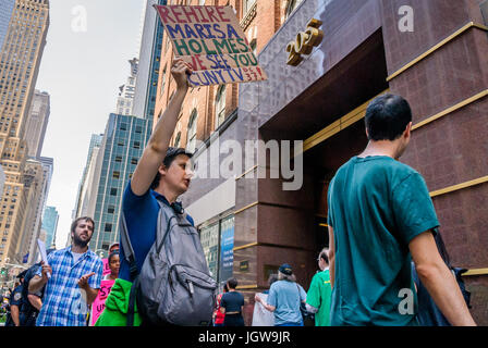 Manhattan, USA. 10. Juni 2017. Streikposten vor CUNY Sitz auf der 42nd Street - eine zweite Kundgebung zur Unterstützung Marisa Holmes außerhalb CUNY Graduate Center in Manhattan, fand am 10. Juli 2017 statt. Am Morgen des Montag, den 26. Juni, Marisa Holmes - CUNY TV ausgestrahlt am 10. Juli 2017; eine zweite Kundgebung fand zur Unterstützung von Marisa Holmes außerhalb CUNY Graduate Center in Manhattan, anspruchsvoll, verlangen, dass sie wieder eingestellt werden und dass CUNY respektieren das Recht sich zu organisieren. Bildnachweis: Pazifische Presse/Alamy Live-Nachrichten Stockfoto