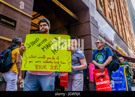 Manhattan, USA. 10. Juni 2017. Streikposten vor CUNY Sitz auf der 42nd Street - eine zweite Kundgebung zur Unterstützung Marisa Holmes außerhalb CUNY Graduate Center in Manhattan, fand am 10. Juli 2017 statt. Am Morgen des Montag, den 26. Juni, Marisa Holmes - CUNY TV ausgestrahlt am 10. Juli 2017; eine zweite Kundgebung fand zur Unterstützung von Marisa Holmes außerhalb CUNY Graduate Center in Manhattan, anspruchsvoll, verlangen, dass sie wieder eingestellt werden und dass CUNY respektieren das Recht sich zu organisieren. Bildnachweis: Pazifische Presse/Alamy Live-Nachrichten Stockfoto