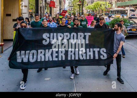 Manhattan, USA. 10. Juni 2017. März bis CUNY Hauptquartier auf der 42nd Street - eine zweite Kundgebung zur Unterstützung Marisa Holmes außerhalb CUNY Graduate Center in Manhattan, fand am 10. Juli 2017 statt. Am Morgen des Montag, den 26. Juni, Marisa Holmes - CUNY TV ausgestrahlt am 10. Juli 2017; eine zweite Kundgebung fand zur Unterstützung von Marisa Holmes außerhalb CUNY Graduate Center in Manhattan, anspruchsvoll, verlangen, dass sie wieder eingestellt werden und dass CUNY respektieren das Recht sich zu organisieren. Bildnachweis: Pazifische Presse/Alamy Live-Nachrichten Stockfoto