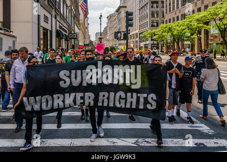 Manhattan, USA. 10. Juni 2017. März bis CUNY Hauptquartier auf der 42nd Street - eine zweite Kundgebung zur Unterstützung Marisa Holmes außerhalb CUNY Graduate Center in Manhattan, fand am 10. Juli 2017 statt. Am Morgen des Montag, den 26. Juni, Marisa Holmes - CUNY TV ausgestrahlt am 10. Juli 2017; eine zweite Kundgebung fand zur Unterstützung von Marisa Holmes außerhalb CUNY Graduate Center in Manhattan, anspruchsvoll, verlangen, dass sie wieder eingestellt werden und dass CUNY respektieren das Recht sich zu organisieren. Bildnachweis: Pazifische Presse/Alamy Live-Nachrichten Stockfoto