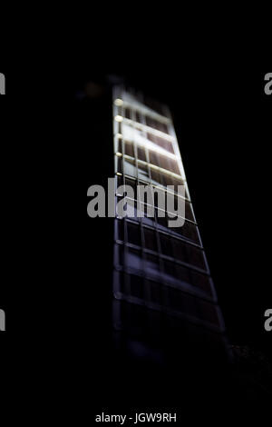 Hals der Gitarre zeigen Haizahn Intarsien Griffbrett. Stockfoto