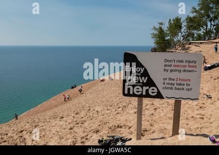 Reich, Michigan - hält ein Schild am Sleeping Bear Dunes National Lakeshore Besucher aus Abstieg einer Sanddüne 450 Fuß zum Lake Michigan. Stockfoto