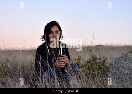 Frau mit einem Yearba Kumpel in der pampa Stockfoto