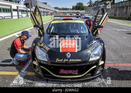 Italienischen Super Cup, Renault Megane Trophy am Start, Raster, Vorderansicht und Mechaniker bei der Arbeit Stockfoto