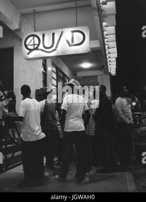 Einheimische Jugendliche warten, Kingstons heißesten Dancehall Disco Club Quad hineinzukommen. Das Hotel liegt in New Kingston, Jamaica Stockfoto