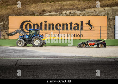 Italienischen Super Cup, Renault Megane Trophy aus Spur in Run-off-Bereich von Sicherheit LKW geschleppt Stockfoto