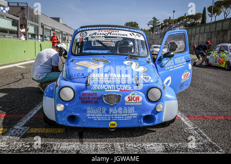 Italienische Bicilindriche Cup, blau Fiat 500 Rennwagen auf der Startaufstellung in der Pole-Position Stockfoto