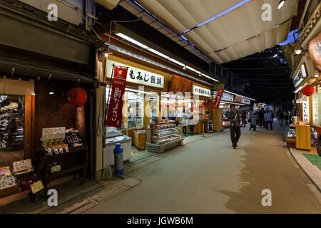 Omotesando Einkaufsstraße in Miyajima, Japan Stockfoto