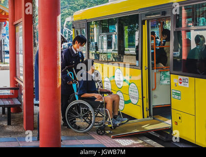 NARA, JAPAN - NOVEMBER 16: Loop Bus in Nara, Japan am 16. November 2013. Bietet Menschen und Schiebe Hang aus dem Bus, um behinderten Menschen zu helfen Stockfoto