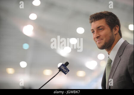 Tim Tebow eingeführt, als die neuen Jets-Spieler auf einer Pressekonferenz im Atlantik Gesundheit Jets Training Center in Florham Park, New Jersey. 26. März 2012... Bildnachweis: Dennis Van Tine/MediaPunch Stockfoto