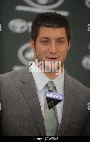 Tim Tebow eingeführt, als die neuen Jets-Spieler auf einer Pressekonferenz im Atlantik Gesundheit Jets Training Center in Florham Park, New Jersey. 26. März 2012... Bildnachweis: Dennis Van Tine/MediaPunch Stockfoto