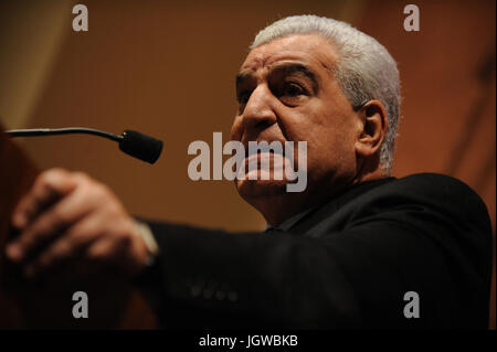 Dr. Zahi Hawass, Generalsekretär der ägyptischen Altertümerverwaltung, spricht bei der Presse-Preview der Ausstellung "Tutanchamun und The Golden Age Of The Pharaohs" Discovery Times Square Exposition Center in New York City. 21. April 2010. Bildnachweis: Dennis Van Tine/MediaPunch Stockfoto