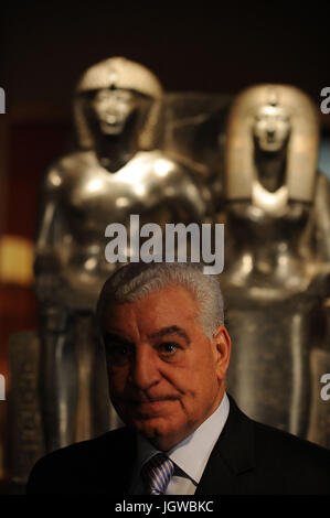 Dr. Zahi Hawass, Generalsekretär der ägyptischen Altertümerverwaltung, spricht bei der Presse-Preview der Ausstellung "Tutanchamun und The Golden Age Of The Pharaohs" Discovery Times Square Exposition Center in New York City. 21. April 2010. Bildnachweis: Dennis Van Tine/MediaPunch Stockfoto