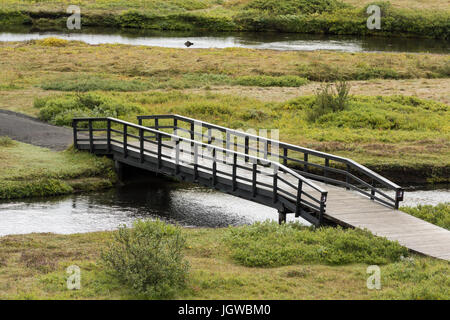 Lange, schmale Walking Bridge in Island Stockfoto