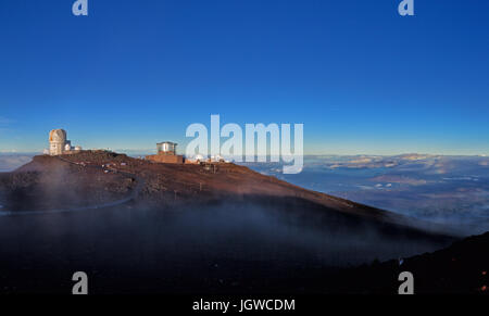 Observatorium auf dem Gipfel des Haleakala auf Maui, Hawaii, USA am frühen Morgen mit Blick auf die West-Küste von Maui. Stockfoto