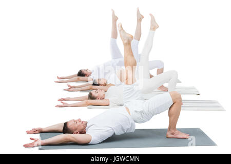 Seitenansicht des Menschen durchführen Brücke Yoga Pose isoliert auf weiss Stockfoto