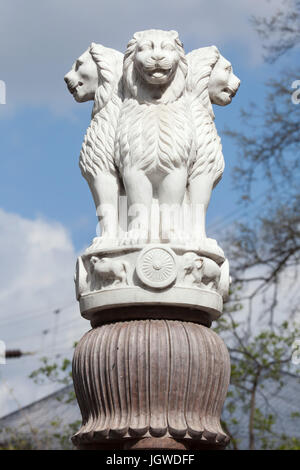 Kopie von Lion Capital der Säule von Ashoka von Sarnath errichtet vor dem Indien Haus im Budapester Zoo in Budapest, Ungarn. Stockfoto