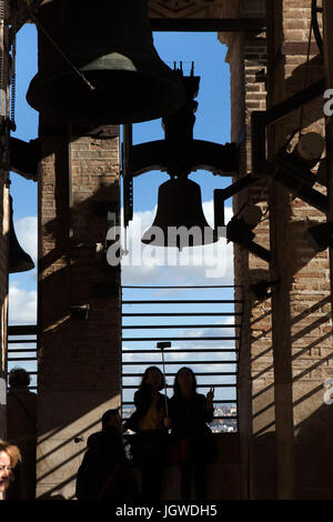 Besucher auf der Beobachtung Punkt auf der Giralda Turm der Kathedrale von Sevilla (Catedral de Sevilla) in Sevilla, Andalusien, Spanien. Stockfoto