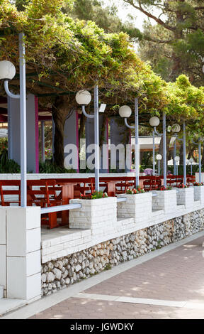 MAKARSKA RIVIERA, Kroatien - 20. Juni 2017: Outdoor-bar mit Bier direkt am Strand in Dalmatia.Tradiitonal kroatische Bierbrauerei Stockfoto