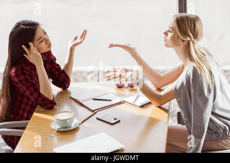 Seitenansicht des jungen Frauen reden während Geschäftstreffen Mittagessen im café Stockfoto