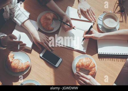 Blick auf Menschen mit Mittagessen im Café, Business-Lunch-Konzept der Tagung beschnitten Stockfoto