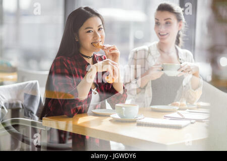 junge Mädchen essen Croissants und Kaffee trinken, Café, Kaffee-Pause Stockfoto