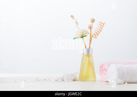 SPA-Dekoration. Spa-Komposition mit Aromatherapie weiß. Stockfoto