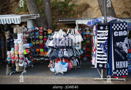 MAKARSKA RIVIERA, Kroatien - 20. Juni 2017: kaufen-Sommer-Strand-Outfit in der Stadt Straße Shop für Touristen Stockfoto