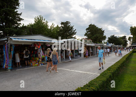 MAKARSKA RIVIERA, Kroatien - 20. Juni 2017: internationale Touristen zu Fuß die Straßen in der Stadt Zentrum von Makarska. Exotische europäischen Resort ist gut für die Summe Stockfoto