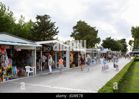 MAKARSKA RIVIERA, Kroatien - 20. Juni 2017: internationale Touristen zu Fuß die Straßen in der Stadt Zentrum von Makarska. Exotische europäischen Resort ist gut für die Summe Stockfoto