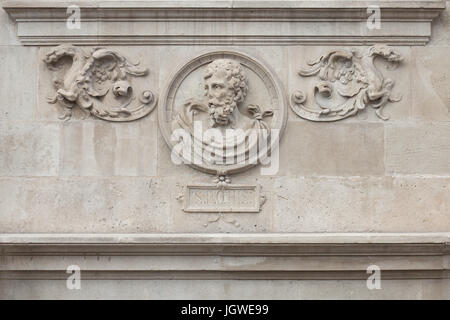 Detail der Fassade der Casa consistorial de Sevilla im plateresken Stil von Spaniern dekoriert Architekt Diego de Riaño in Sevilla, Andalusien, Spanien. Stockfoto