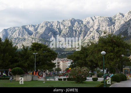 MAKARSKA RIVIERA, Kroatien - 20. Juni 2017: Nationalpark der Biokovo.Rocky Berge unter den bewölkten Himmel. Genießen Sie die Natur während Sommer Urlaubsreisen Stockfoto