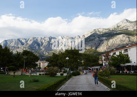 MAKARSKA RIVIERA, Kroatien - 20. Juni 2017: Nationalpark der Biokovo.Rocky Berge unter den bewölkten Himmel. Genießen Sie die Natur während Sommer Urlaubsreisen Stockfoto