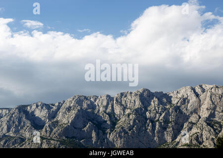 MAKARSKA RIVIERA, Kroatien - 20. Juni 2017: Nationalpark der Biokovo.Rocky Berge unter den bewölkten Himmel. Genießen Sie die Natur während Sommer Urlaubsreisen Stockfoto