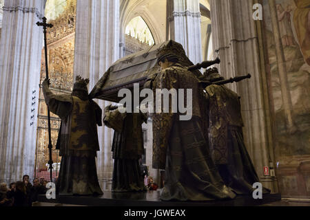 Grab von Christopher Columbus in der Kathedrale von Sevilla (Catedral de Sevilla) in Sevilla, Andalusien, Spanien. In der Tat ist sein Sohn Diego Columbus wahrscheinlich hier begraben. Das Grabdenkmal des spanischen Bildhauers Arturo Mélida wurde 1891 errichtet. Stockfoto